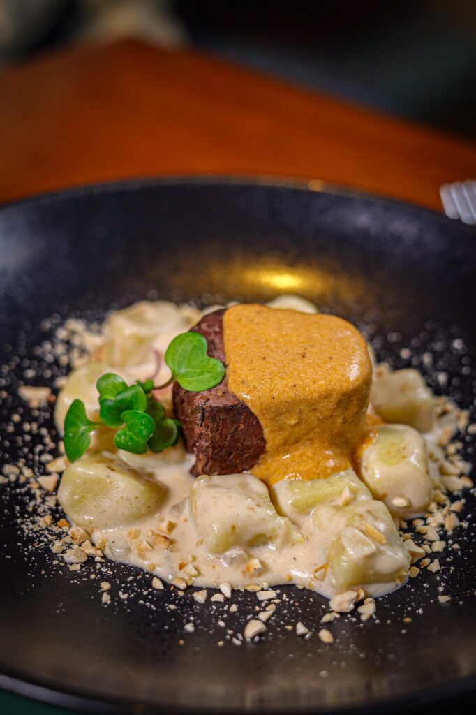 Medalhao de file com nhoque de batata doce trufado