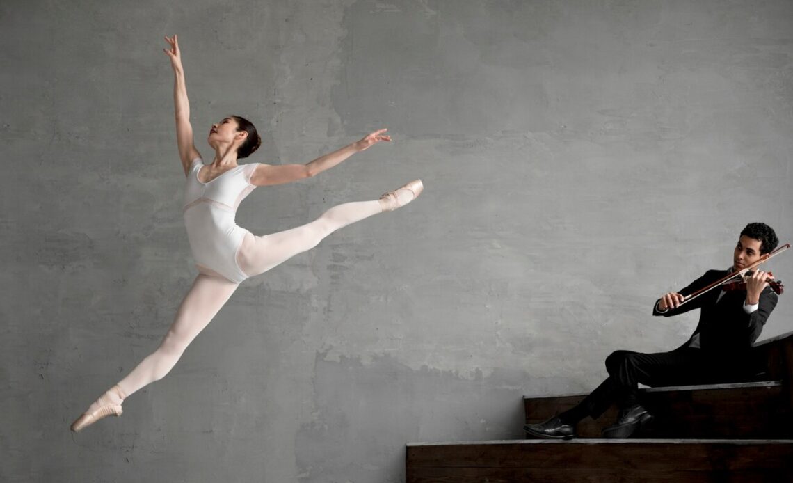bailarina dancando a musica tocada pelo violinista 23 2148496676