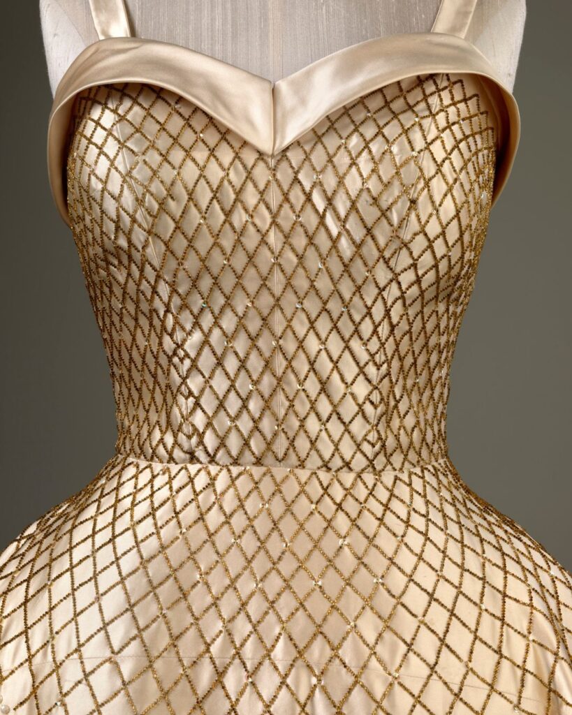 detalhe em canutilhos dourados do vestido usado por elizabeth ii em 1956