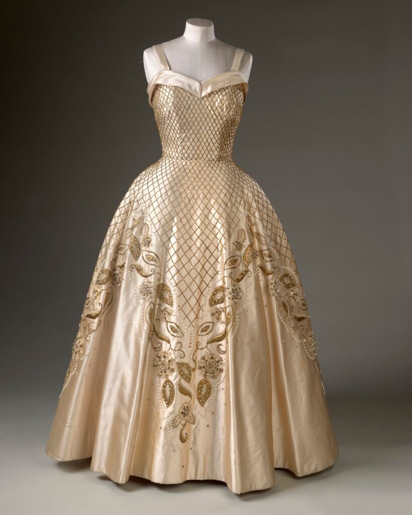 modelo de cetim e bordados florais criado por sir norman hartnell para elizabeth ii
