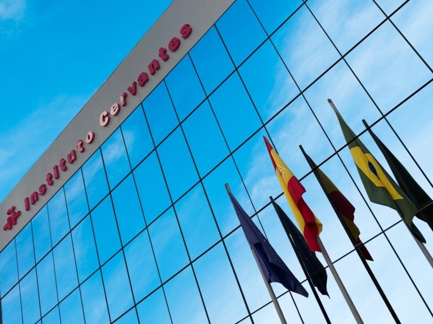 FachadaBanderasInclinada 1