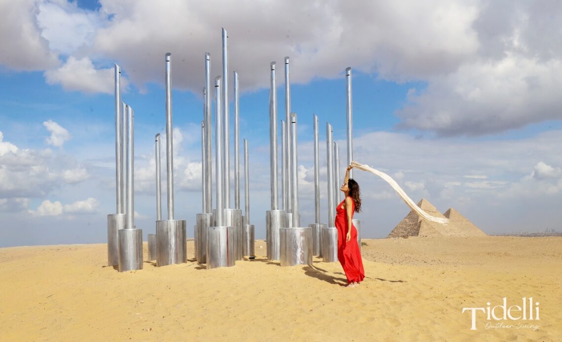 Ana Ferrari ao lado da instalacao VENTO FOTO Giulia de Sanrio