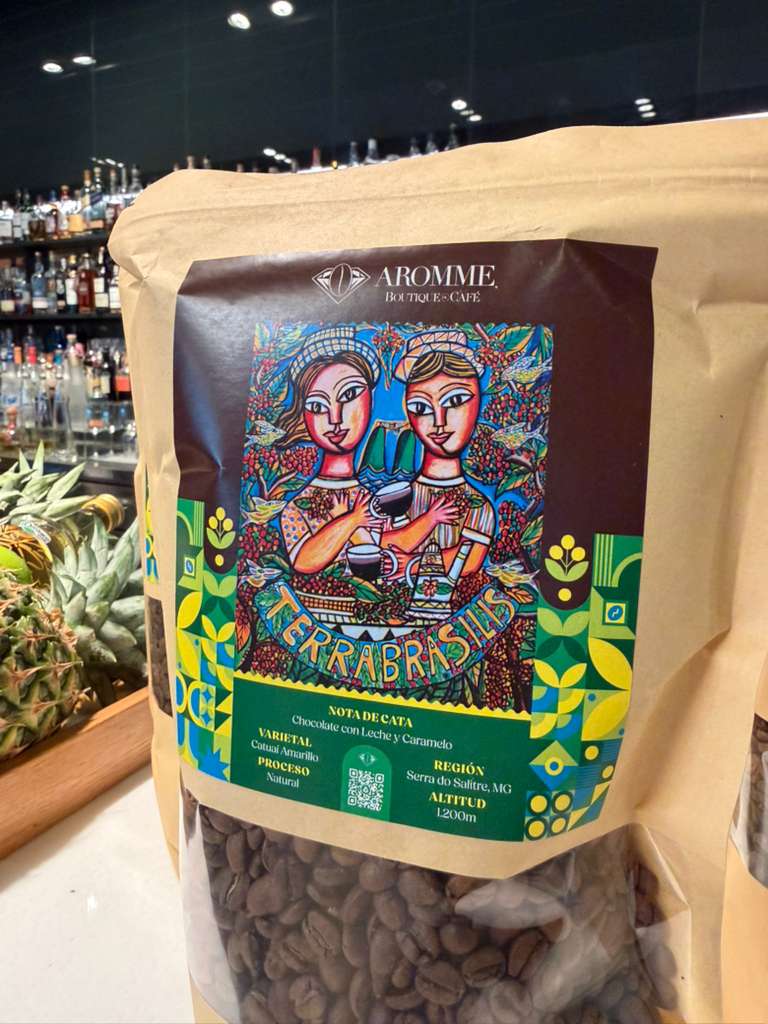 Cafes da marca Aromme com rotulos assinados por Menelaw Sete