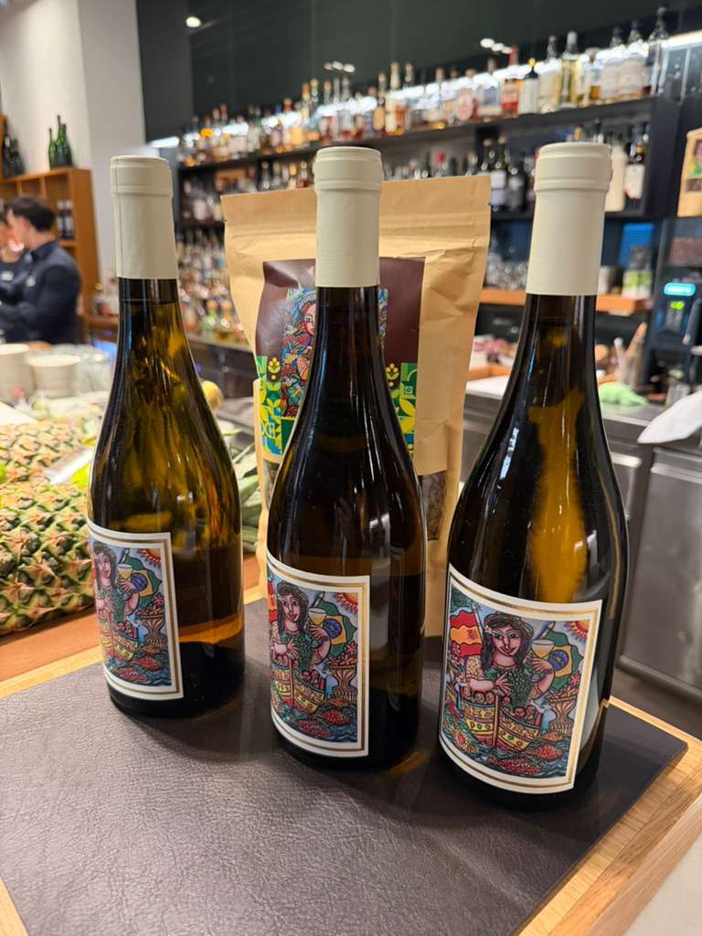 Vinhos da vinicola STA com rotulos assinados por Menelaw Sete