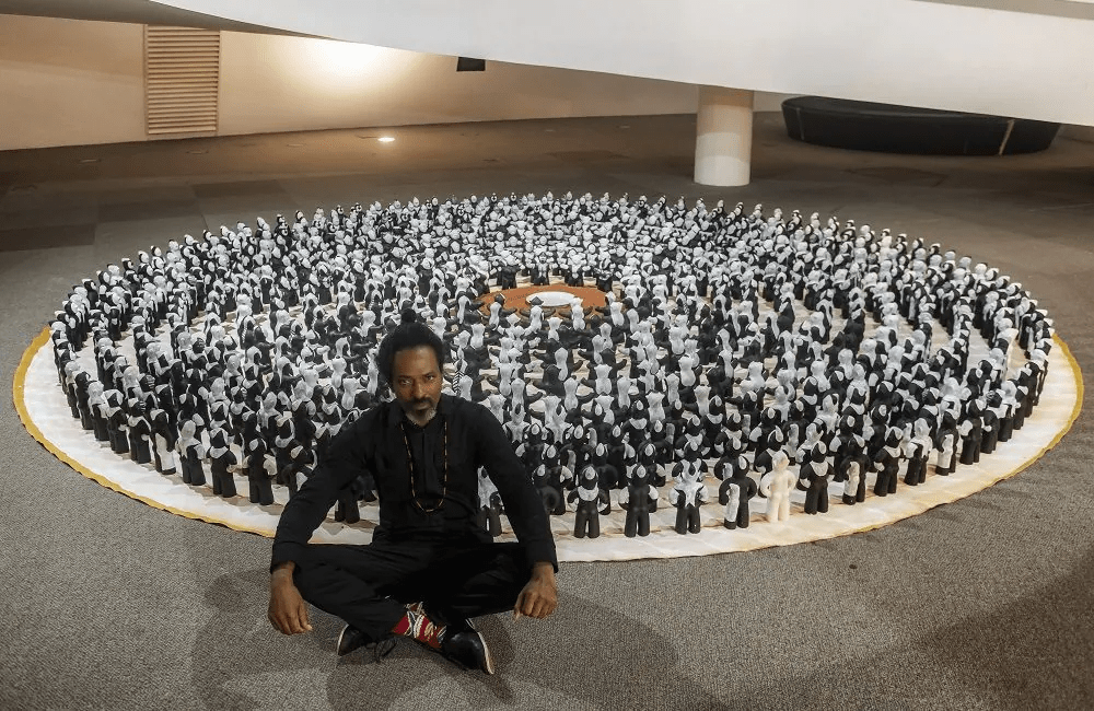 Josafa Neves a frente da instalacao Reverencia a Oxala Foto Sergio Amaral