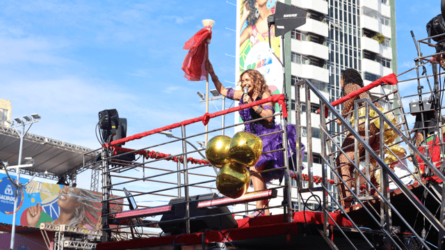 A chegada de Daniela Mercury ao trio pipoca nesta terça-feira (17), no Circuito Osmar (Campo Grande) , foi um dos momentos mais marcantes do Carnaval de Salvador 2026. Após ser homenageada no trio de Ivete Sangalo, a Rainha do Axé voltou ao meio do público para celebrar com os foliões que lotavam o percurso.