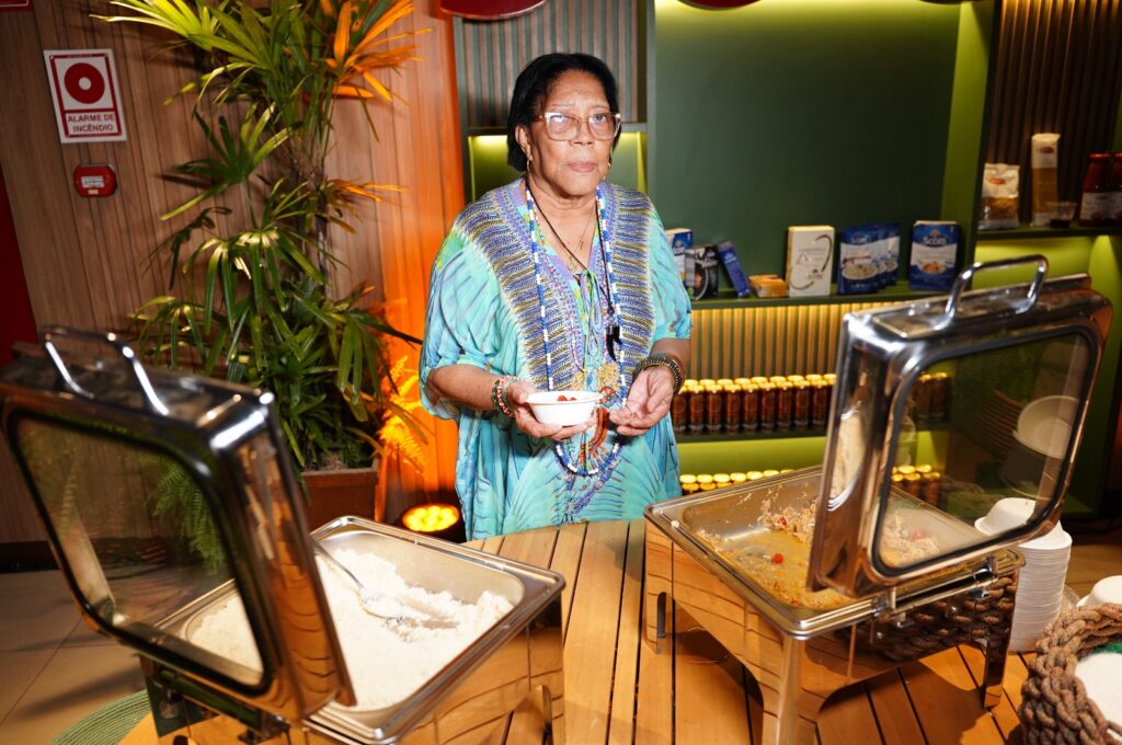 Madalena Freitas servindo o prato de seu restaurante. Azus Filmes 1