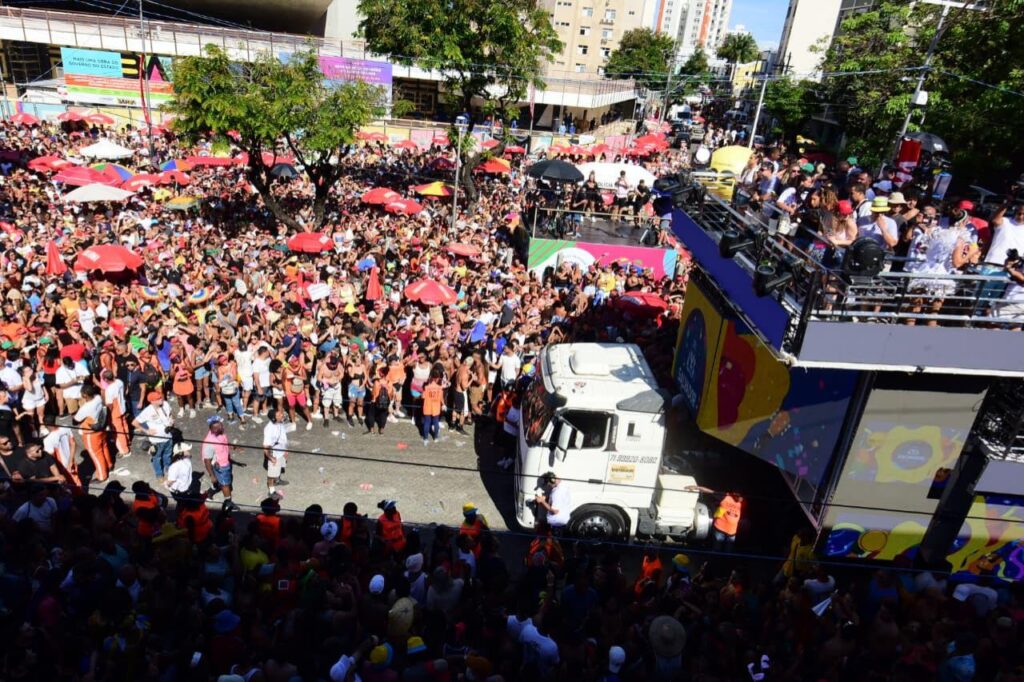 Daniela Mercury exalta força feminina no no Circuito Osmar no ultimo dia de carnaval 2026