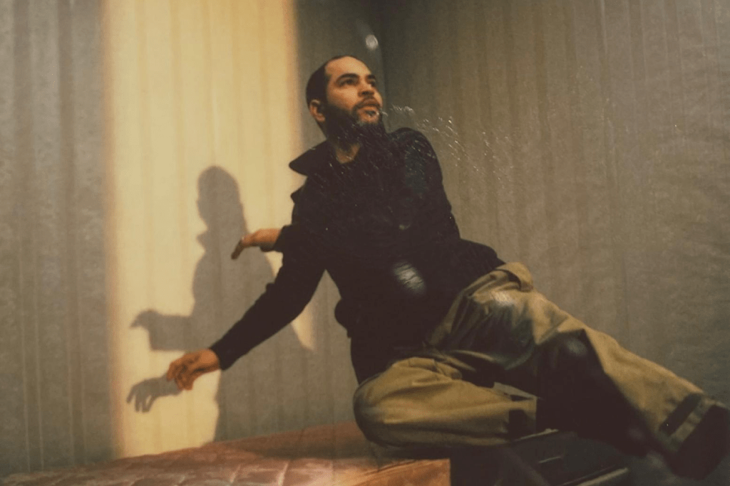 Jorge Dorsinville na direcao de movimento da capa