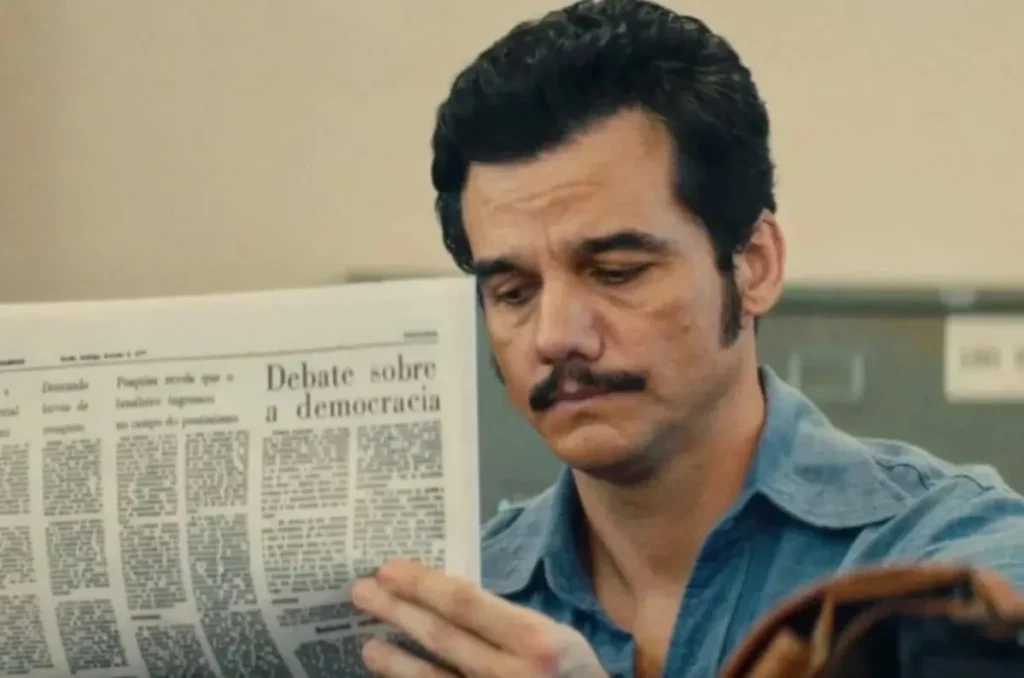 Wagner Moura finge que le jornal em O Agente Secreto