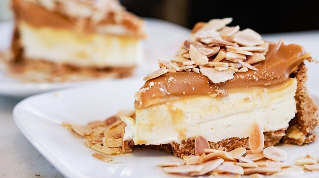 cheesecake de doce de leite com flor de sal e crostata de chocolate com praline de castanhas