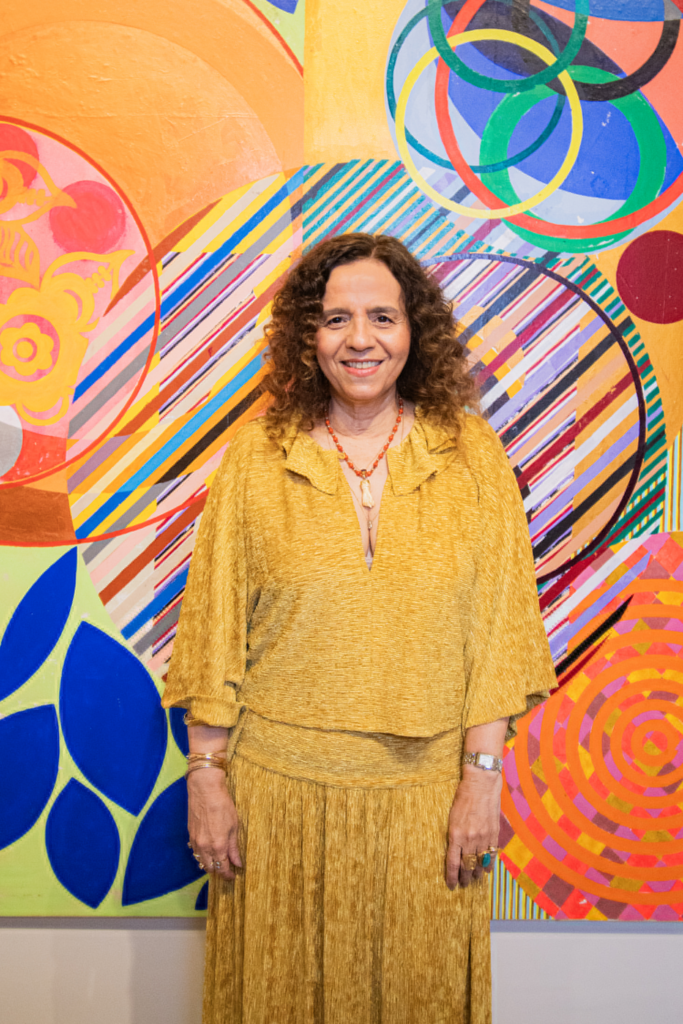 Um documentário sobre Beatriz Milhazes surge como um convite para aprofundar a experiência do público que visita a exposição "100 Sóis", em cartaz no Museu de Arte da Bahia.