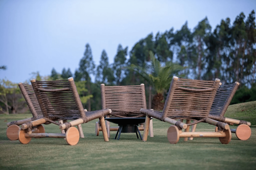 Marcas como a Tidelli se conectam com esse movimento, ao propor peças que valorizam conforto, durabilidade e integração com espaços internos e externos.