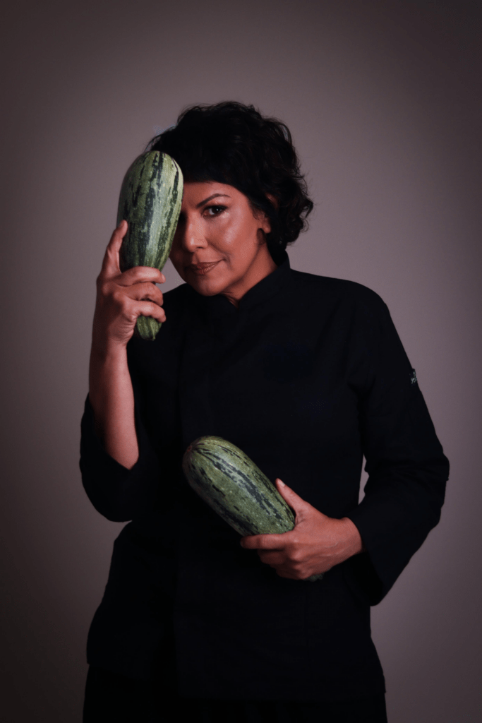 Chef Preta é homenageada por contribuição à cultura e ao empreendedorismo em Salvador 3 Nascida em Salvador, Chef Preta iniciou sua trajetória profissional entre a fotografia e o jornalismo.