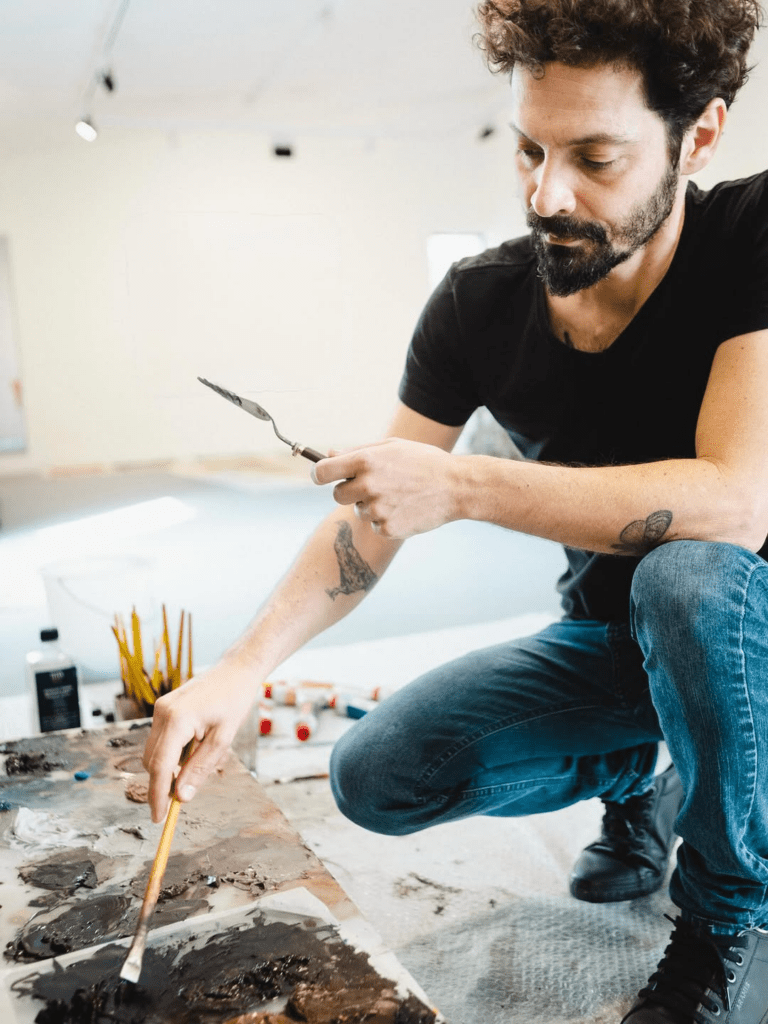 A proposta da exposição é oferecer uma experiência de desaceleração do olhar.