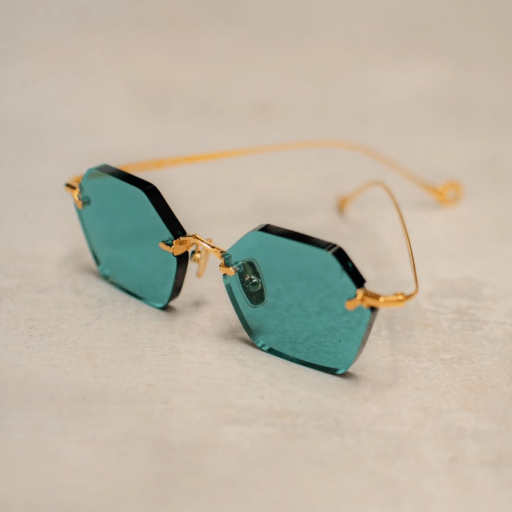 Óculos de sol com proteção UV podem ajudar a prevenir doenças óticas.