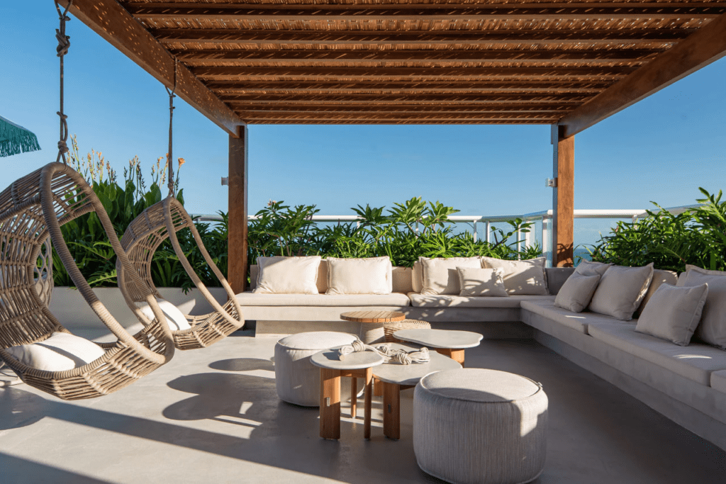 A Tidelli recomenda começar pelos móveis de uso diário, como sofá confortável, mesa de jantar proporcional ao espaço, cama com colchão de qualidade e luminárias que criem um clima acolhedor.