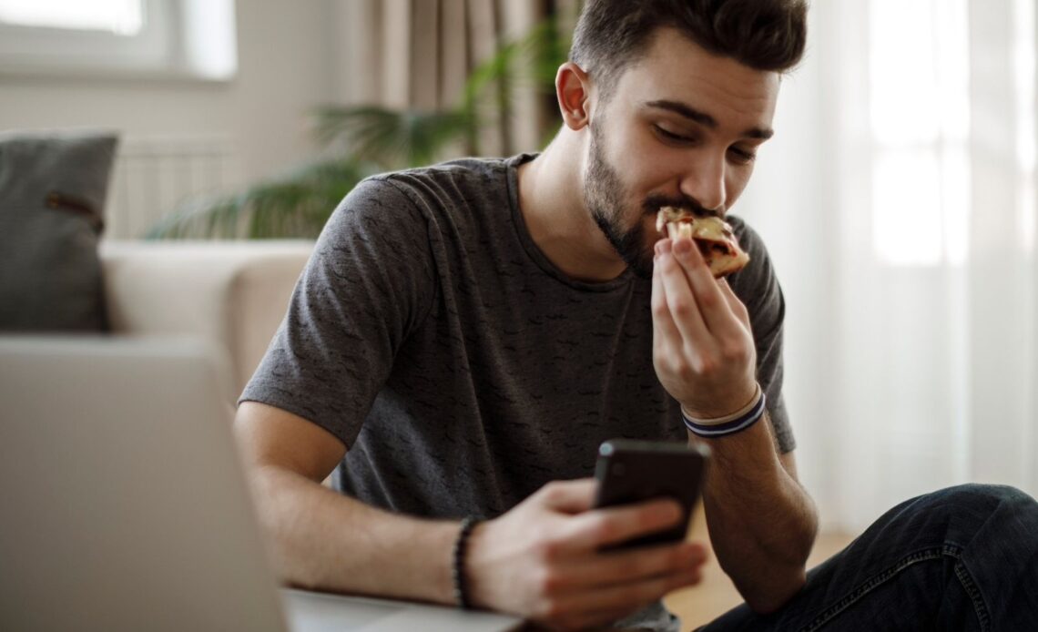 Comer no piloto automático: por que a distração está mudando a relação com a comida? 1 piloto automático