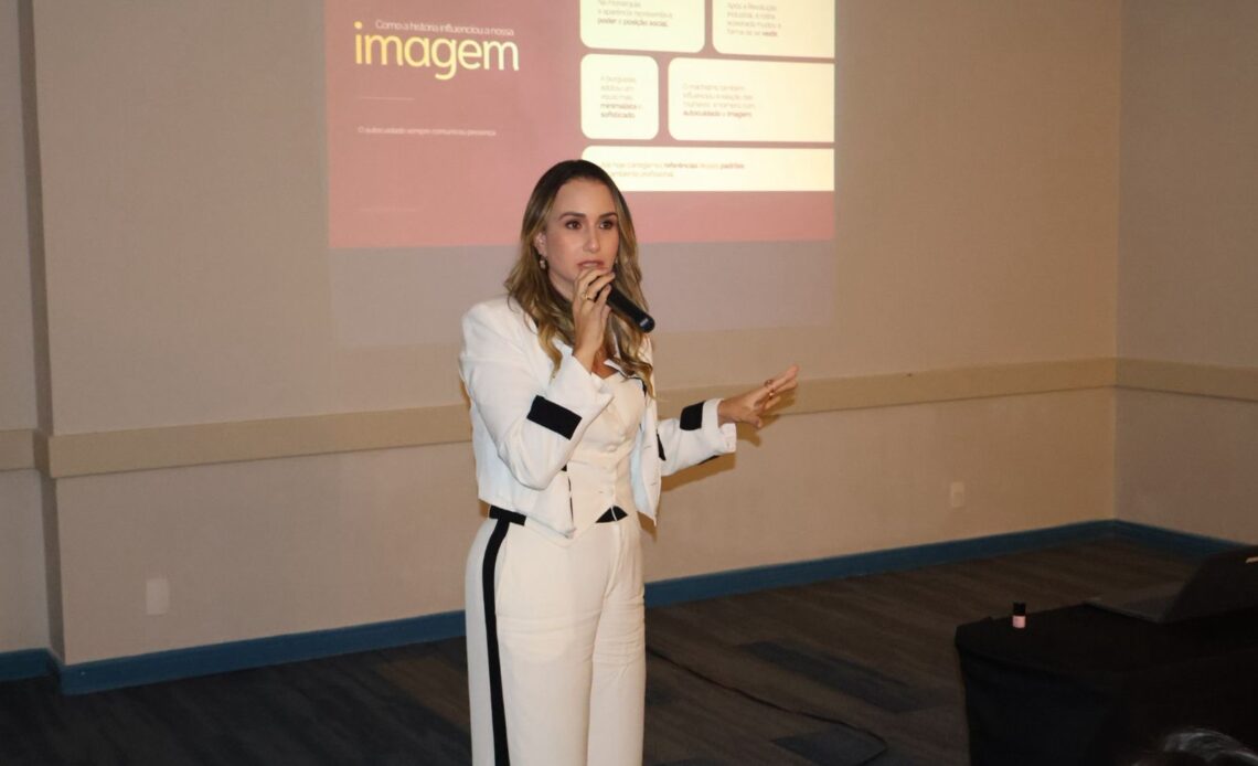 Laíz De Monteê palestra sobre construção de imagem nos negócios 1 Laíz De Monteê