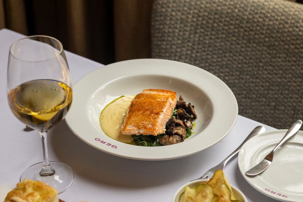 SALMAO GRELHADO AL CHAMPAGNE COM ESPINAFRE E FUNGHI .jpg