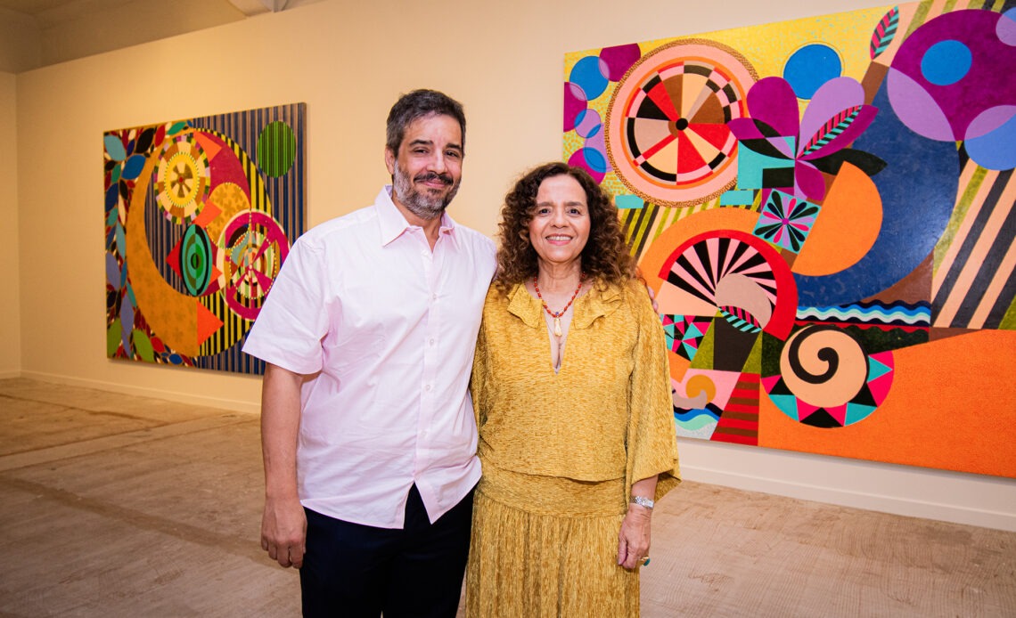 Tiago Mesquita e Beatriz Milhazes com O Giro das Aguas I atras a direita foto de Lucas Assis