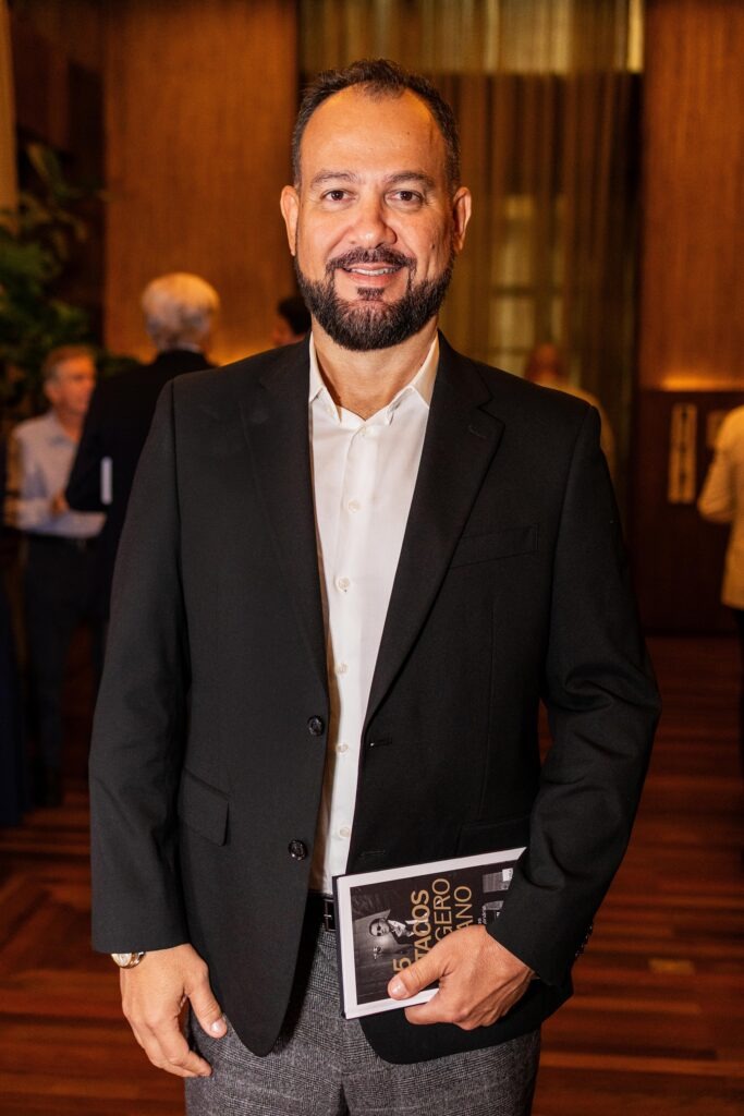Entre pitacos, brindes e encontros: Gero Fasano lança livro em noite exclusiva no Gero Salvador 7 Alan Fontes 1