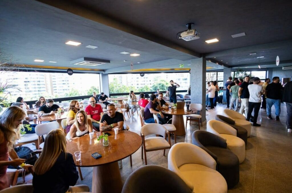 O novo luxo corporativo: empresas trocam salas frias por ambientes de conexão 2 WhatsApp Image 2026 06 08 at 14.47.09