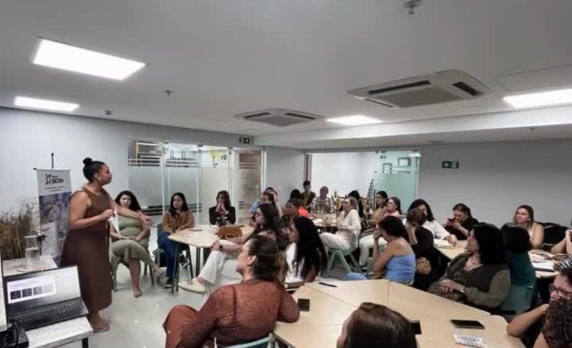 Gerente de marketing da Redemix palestra para empreendedoras em Salvador 1 evento aline marketing