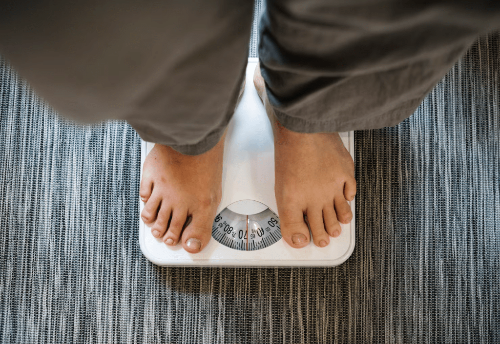 Dra. Mara Rúbia explica que alterações hormonais, metabolismo, qualidade do sono, níveis elevados de estresse, ansiedade e sedentarismo exercem influência direta sobre o organismo.