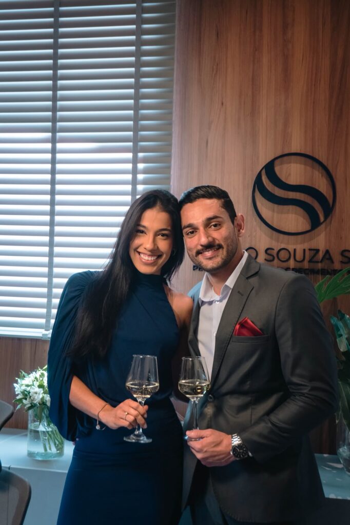 Salvador inaugura clínica de medicina integrada com foco em saúde e longevidade 5 A esposa e medica Isadora Rocha e Saulo Souza Silva.jpg