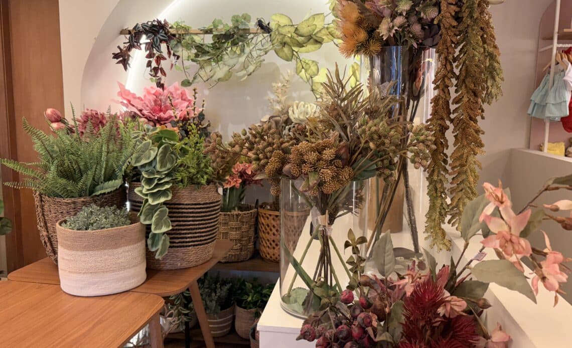 Nanda Lebram mostra como transformar a mesa de jantar 1 flores