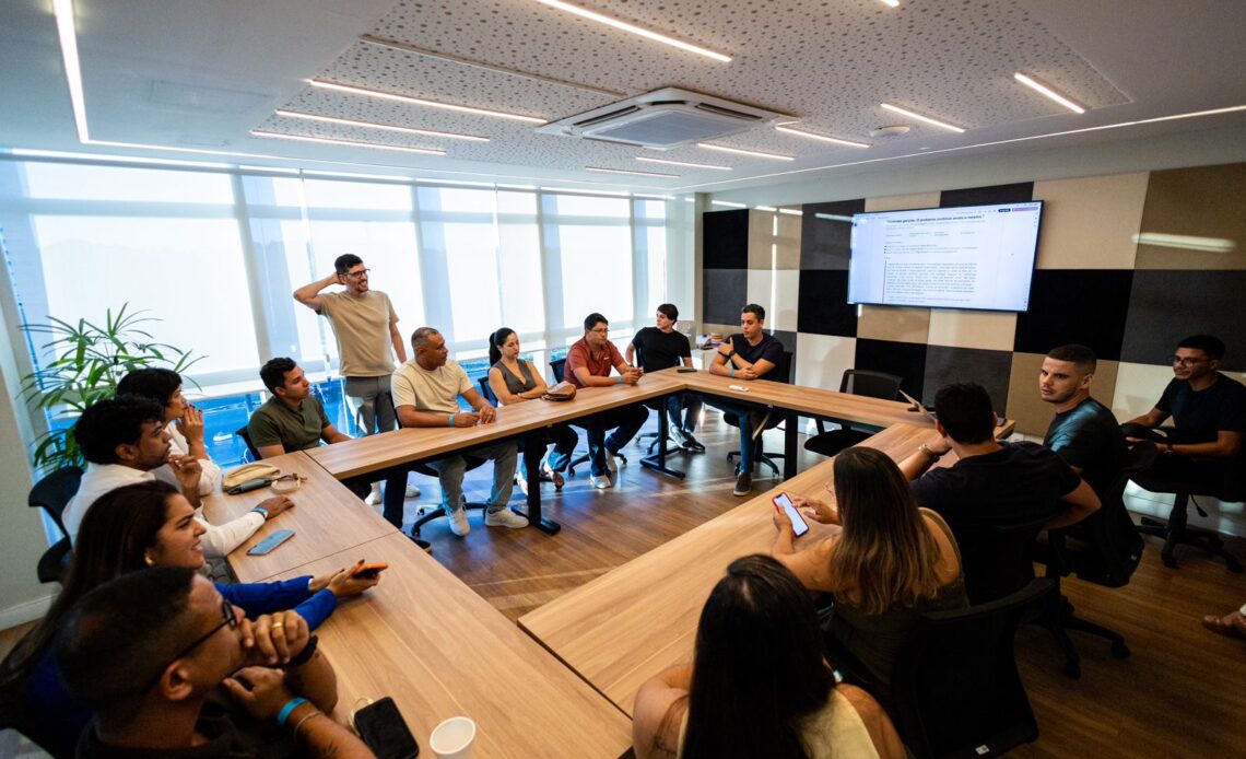 Treinamentos presenciais voltam a ganhar espaço nas empresas após excesso de reuniões online 1 WhatsApp Image 2026 07 10 at 12.02.36