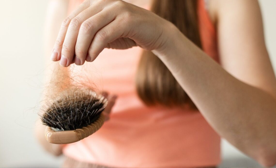Queda de cabelo após emagrecimento rápido acende alerta para deficiências nutricionais 1 queda de cabelo