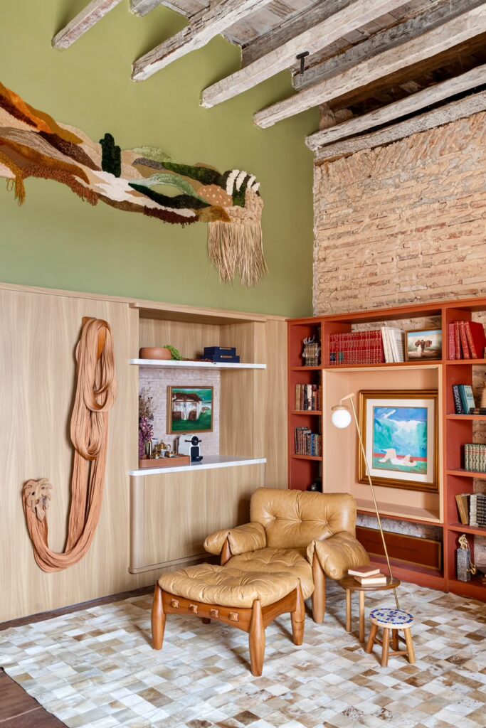 Ambiente ENTRE PAUSAS transforma livros, arte e memória em experiência imersiva na CASACOR 3 WhatsApp Image 2026 07 16 at 12.00.58 1