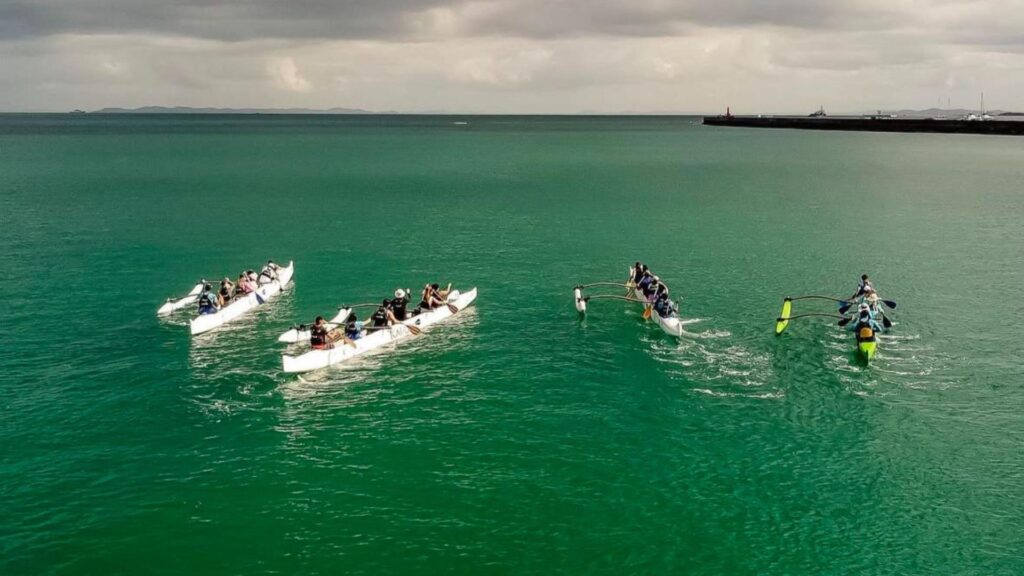 Praia da Preguiça sedia circuito funcional com remo em canoas havaianas neste sábado 2 canoas havaianas