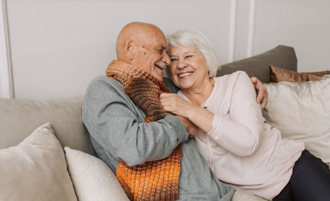 casal idosos foto ilustrativa canva