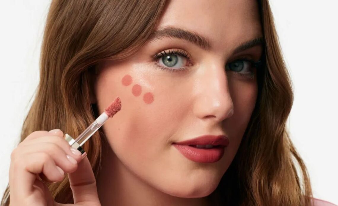 Estrela da série 'Off Campus' é anunciada como embaixadora da Rare Beauty 1 ella bright rare beauty