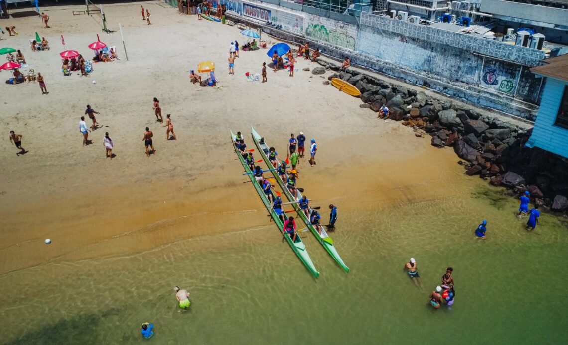 Praia da Preguiça sedia circuito funcional com remo em canoas havaianas neste sábado 1 foto flyhigh films praia da preguica