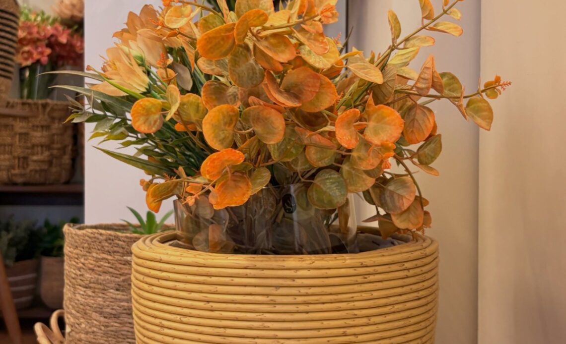 Flores permanentes ganham espaço na decoração: tendência ou economia? 1 WhatsApp Image 2026 08 11 at 10.14.45