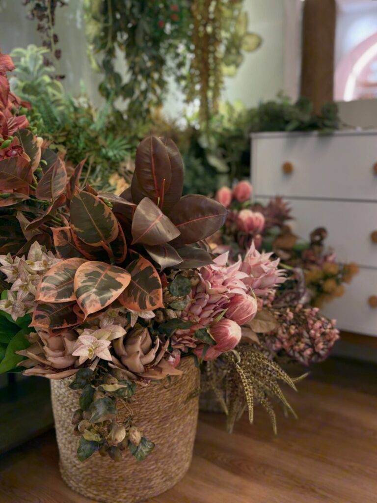 Flores permanentes ganham espaço na decoração: tendência ou economia? 2 WhatsApp Image 2026 08 11 at 10.14.47