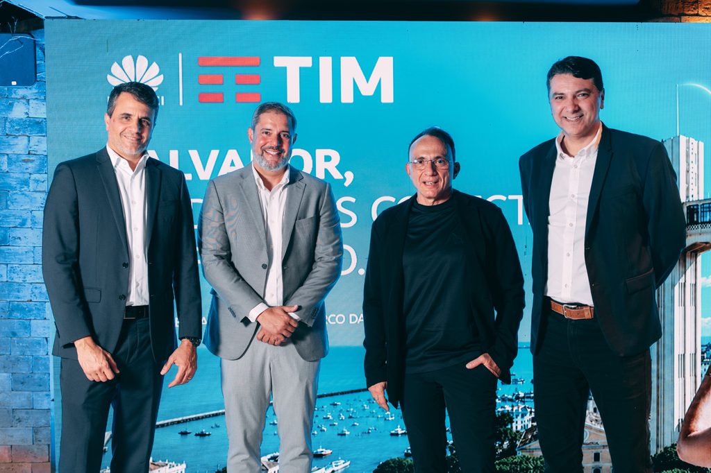 Da esquerda para a direita: Daniel Moreira (Diretor Comercial Nacional), Bruno Talento (Diretor Regional), Marco Di Costanzo (Vice-Presidente) e Homero Salum (Diretor de Engenharia e Redes).
