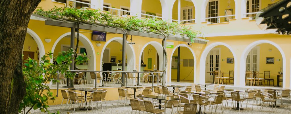 Além do home office: 10 lugares para trabalhar e estudar em Salvador 6 goethe institut salvador bahia patio foto por caroline paternostro 4 1270x500 1
