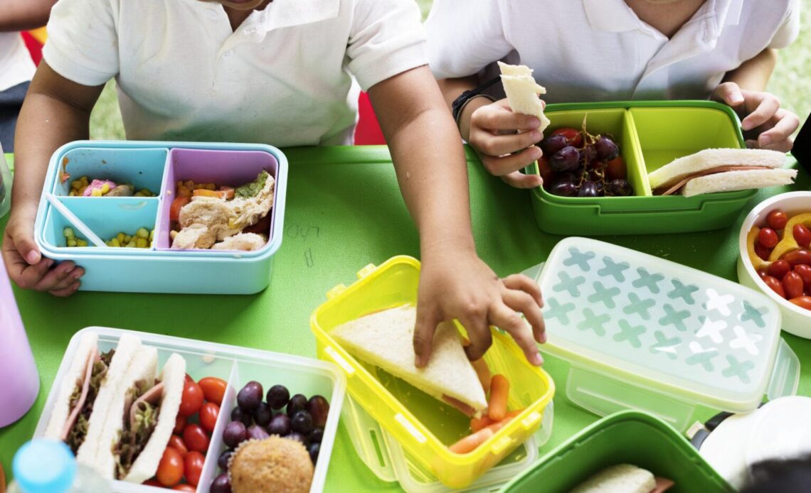 kids eating lunch elementary school 1536x1049 1