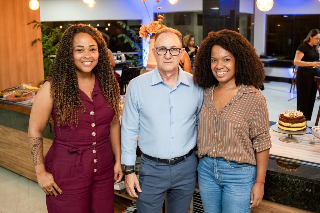 Hotel Fiesta Bahia reúne empresários do turismo e da área médica em encontro de networking 2 Jaqueline Bittencourt e Ivone de Jesus da Sociedade Brasileira de Angiologia com Carlos Teixeira